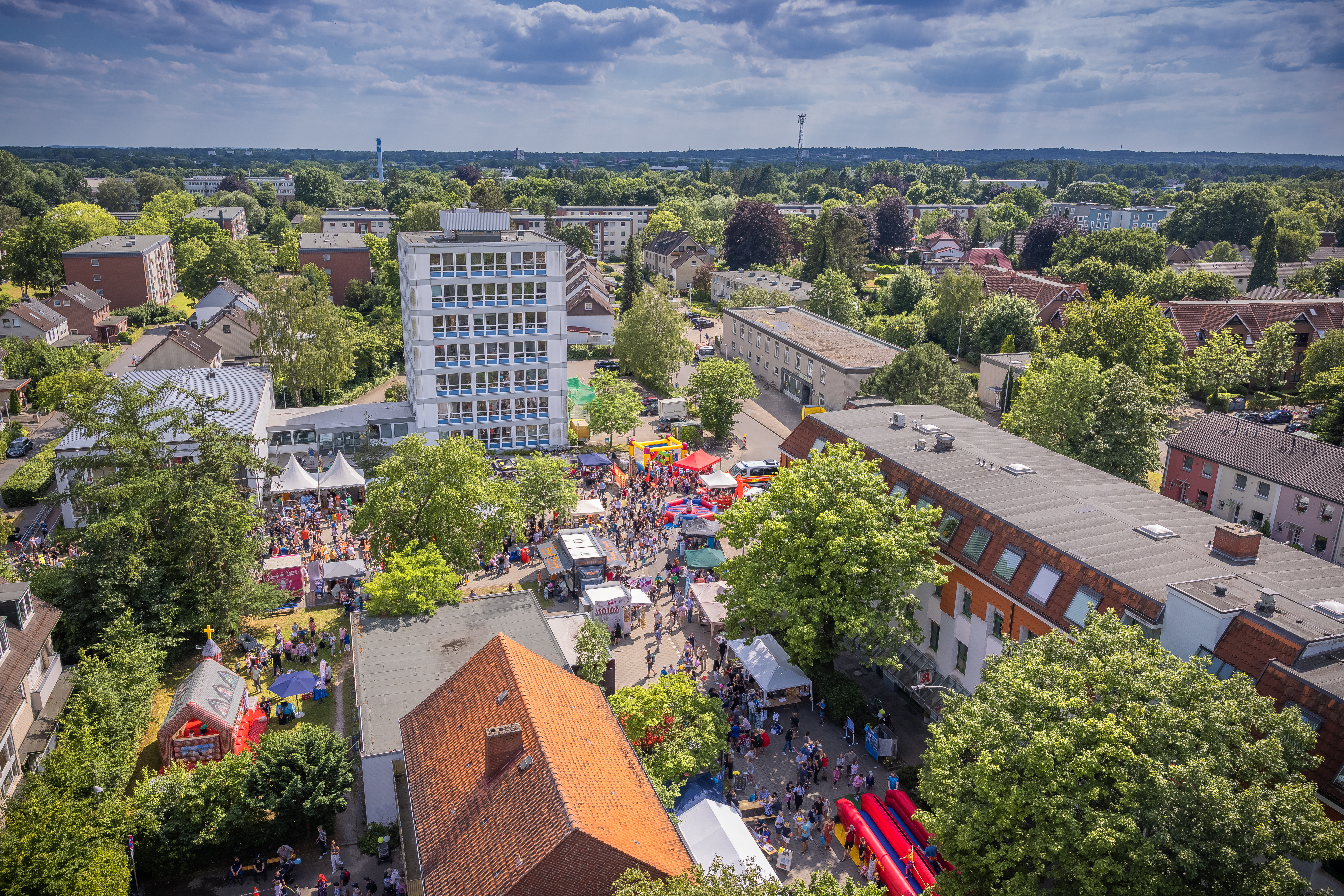 Bild: Holstenplatz mit Stadtfest aus der Luft