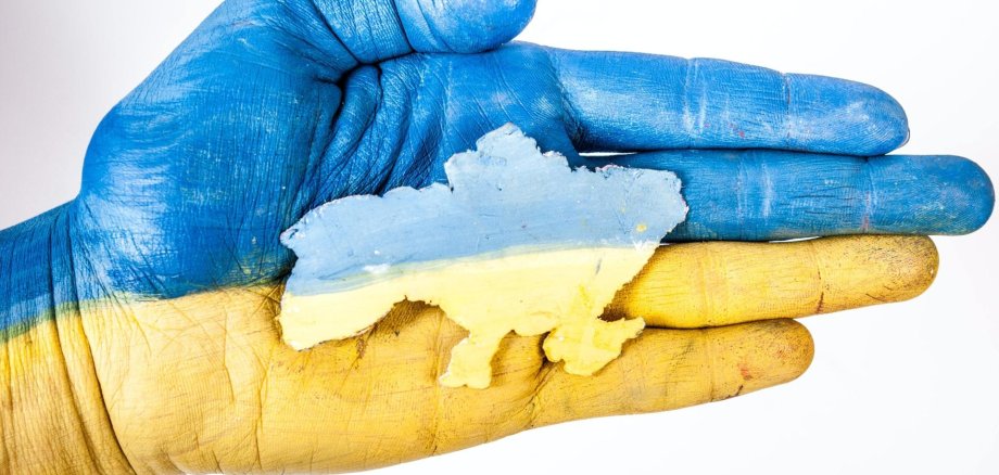 Bild: helfende Hand in den Farben der Ukraine